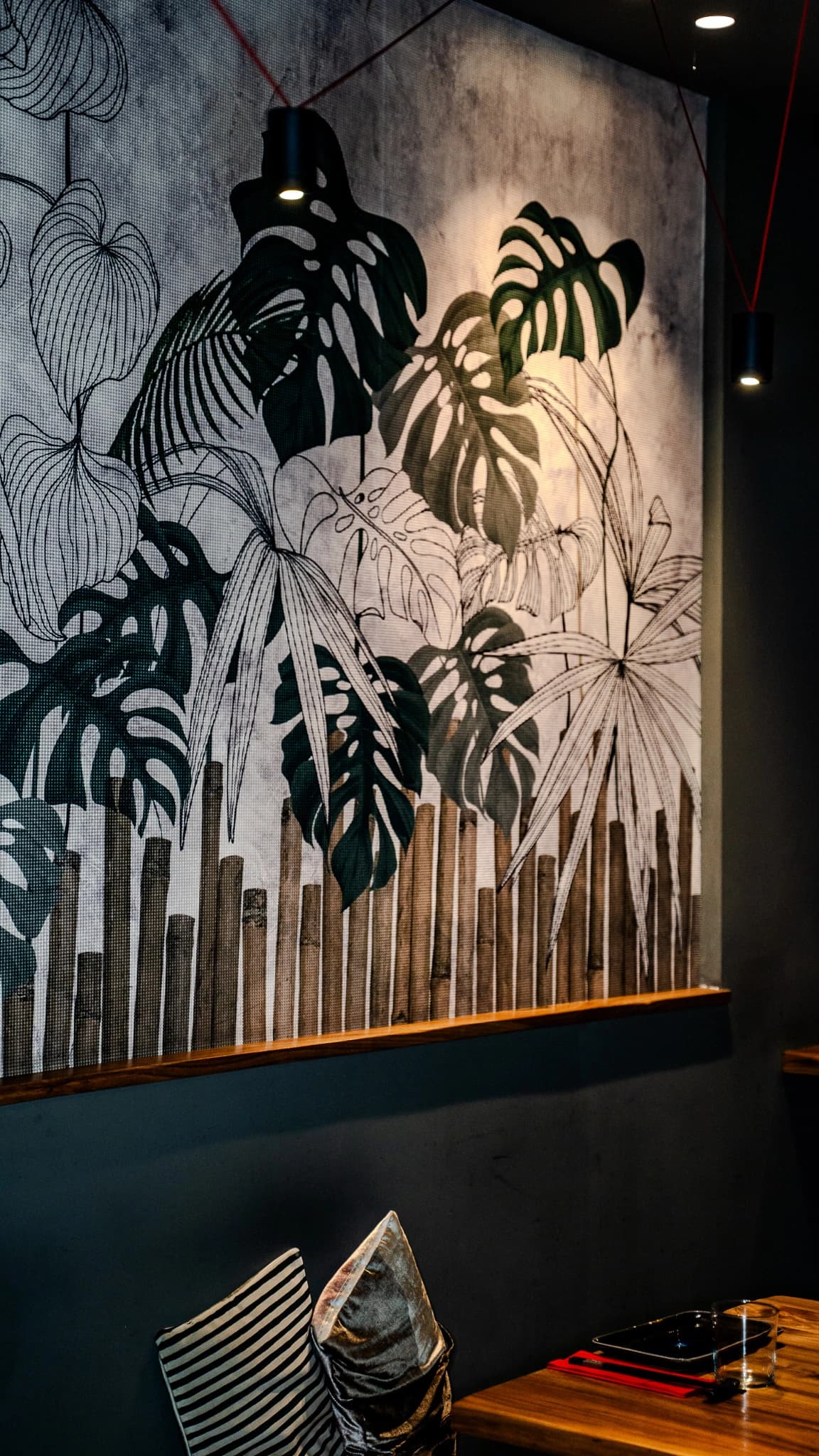 The painted leaves on the walls